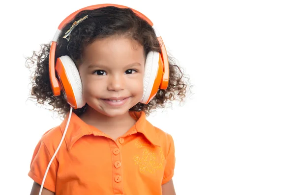 Pequena menina afro-americana com fones de ouvido laranja brilhante — Fotografia de Stock