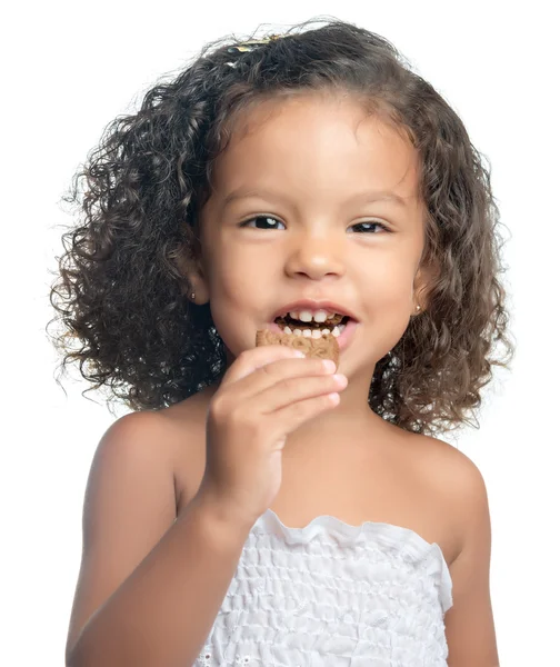 Menina afro-americana comendo um biscoito de chocolate — Fotografia de Stock