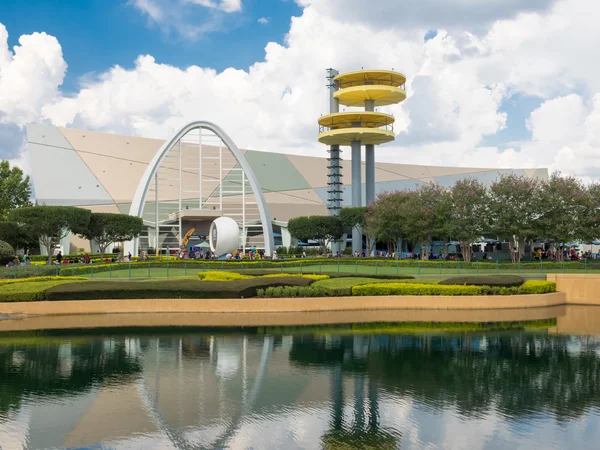 Män i svart rida på universal studios florida — Stockfoto