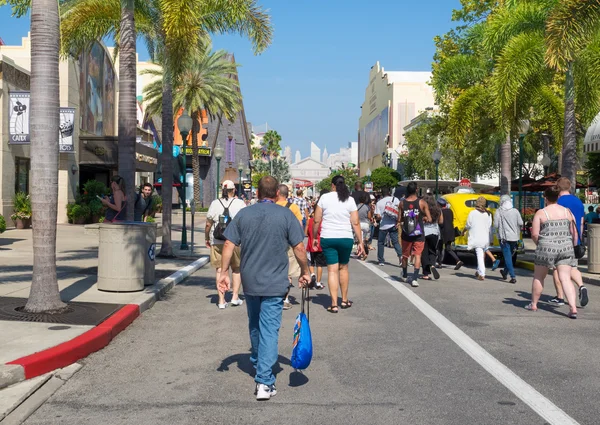 Menigte van bezoekers bij universal studios florida — Stockfoto