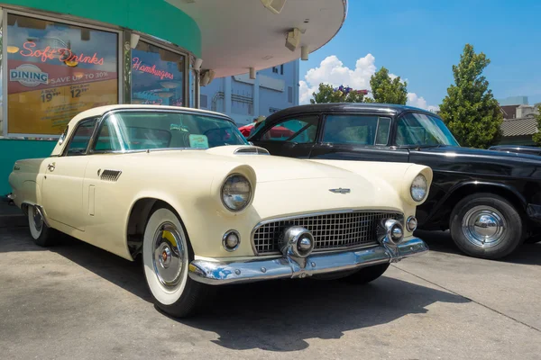 Ford Thunderbird 1956 - Universal Studios Florida — стоковое фото