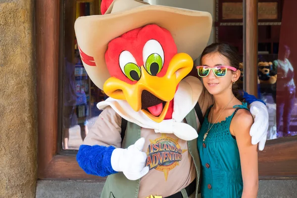 Girl posing with Woody Woodpecker — Stock Photo, Image