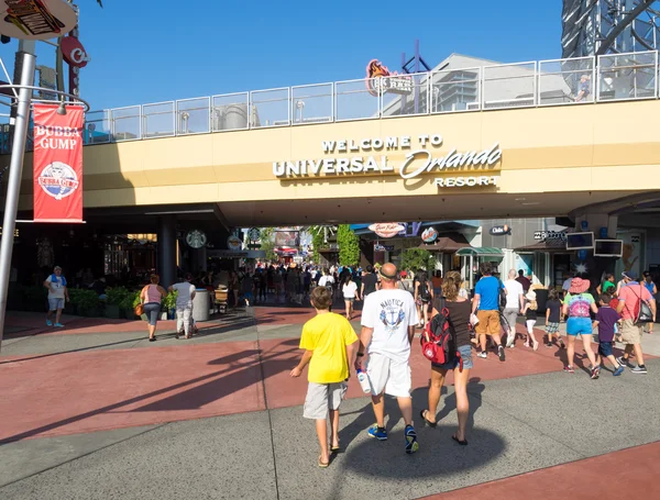 Visitatori vicino all'ingresso dell'Universal Orlando Resort — Foto Stock