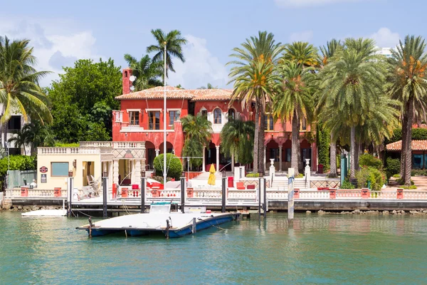 Luxueus herenhuis op ster eiland in miami — Stockfoto
