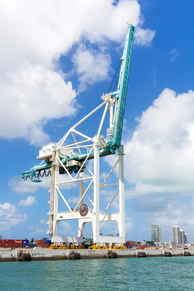 Moderne kraan op de haven van miami — Stockfoto
