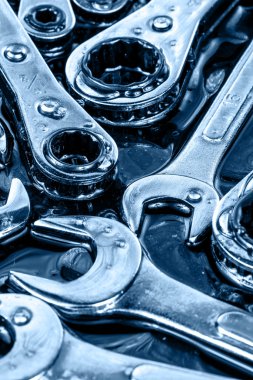 Mavi tonlu metalik araçları anahtarı, somun anahtarları, kilitler