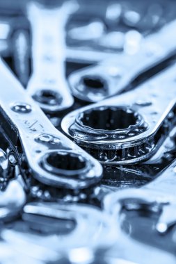 Mavi tonlu metalik araçları anahtarı, somun anahtarları, kilitler