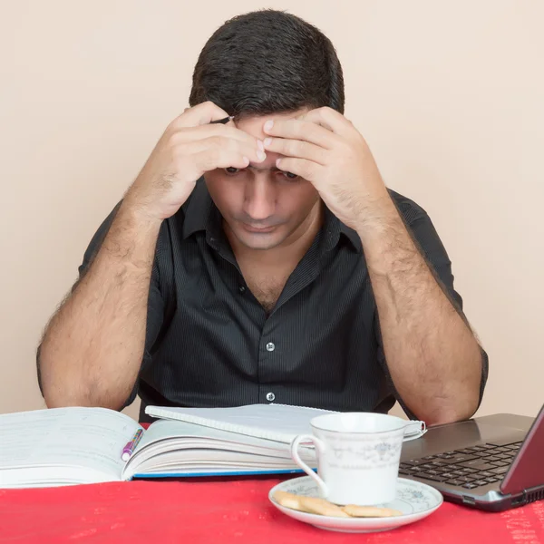 Trött spansktalande man studerar hemma — Stockfoto