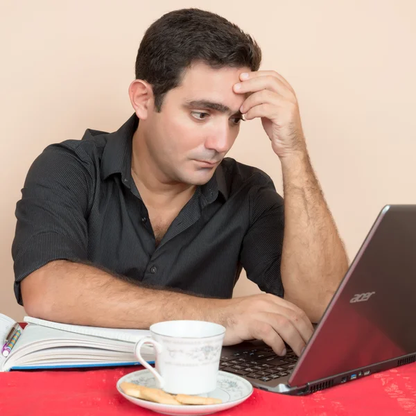 Educação de adultos - Homem hispânico estudando em casa — Fotografia de Stock