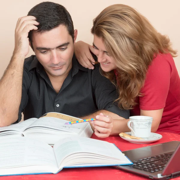 Spansktalande man och kvinna studerar hemma — Stockfoto