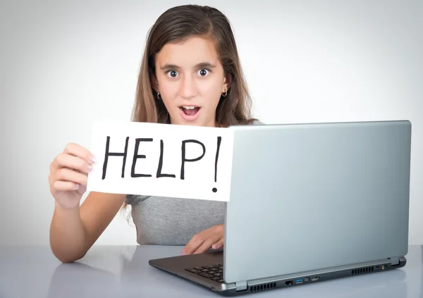 Teenage girl holding a sign with the word Help! — Stock Photo, Image