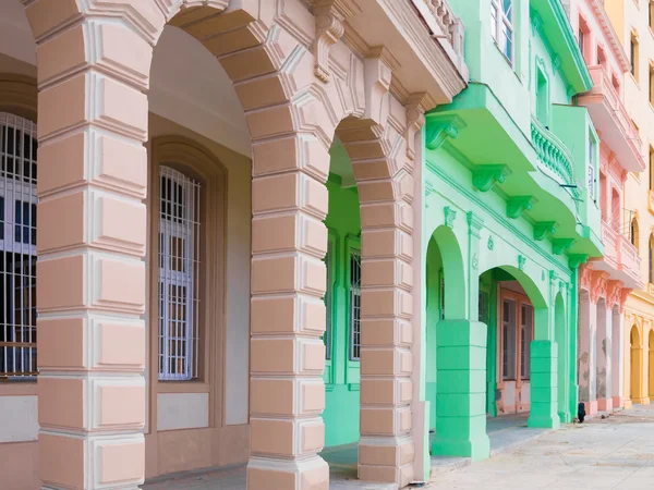 Bunte Gebäude in Havanna — Stockfoto