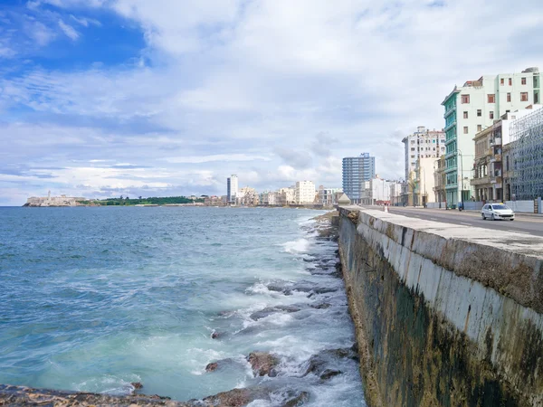 Die Skyline von Havanna und der Malecon-Wall — Stockfoto