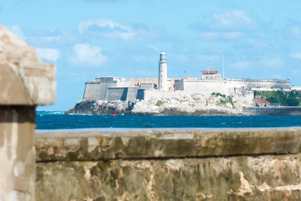 O famoso castelo de El Morro em Havana e o Malecon Seawall — Fotografia de Stock