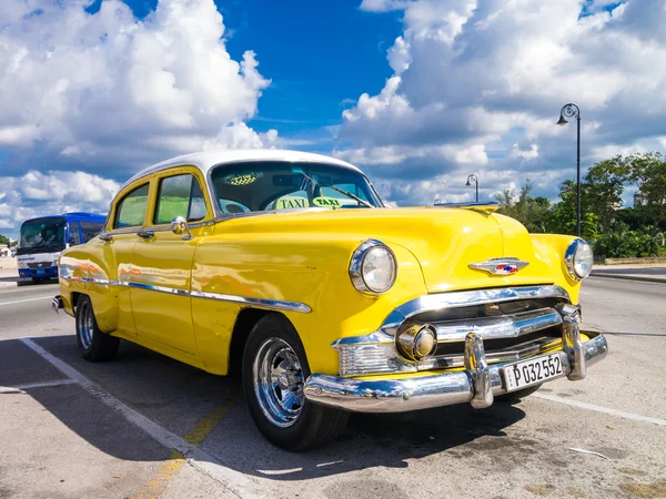Havana'da renkli sarı eski model araba — Stok fotoğraf