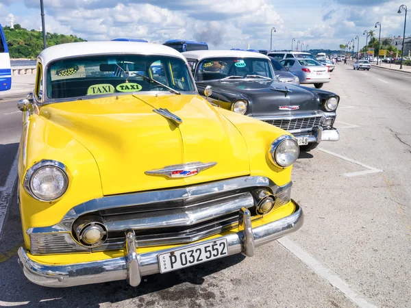 Kleurrijke gele vintage auto in Havana — Stockfoto