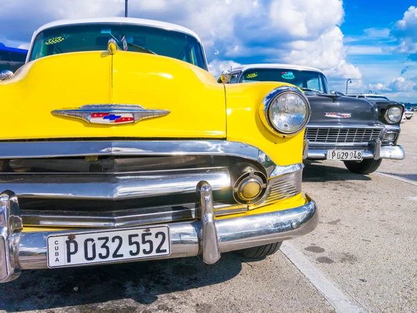 Kleurrijke gele vintage auto in Havana — Stockfoto