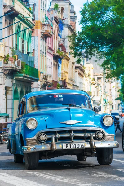 Gamla bilar används en taxi i Havanna — Stockfoto