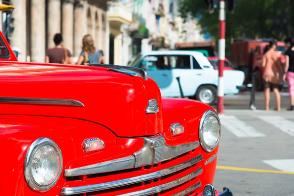 İyi restore edilmiş kırmızı vintage Havana'da Ford — Stok fotoğraf