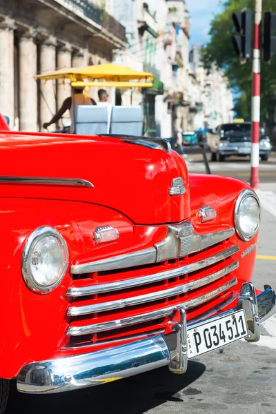 İyi restore edilmiş kırmızı vintage Havana'da Ford — Stok fotoğraf