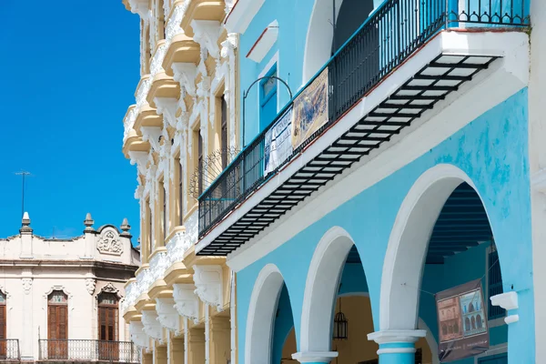 Edifici colorati a L'Avana Vecchia — Foto Stock