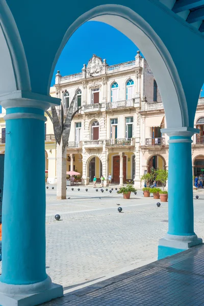 Arquitetura colonial na Plaza Vieja em Havana — Fotografia de Stock