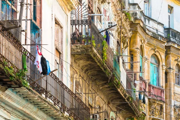 在哈瓦那老城摇摇欲坠建筑物 — 图库照片