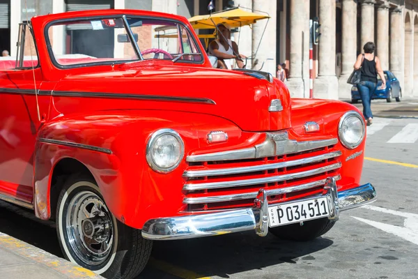 Belo carro Ford vermelho vintage em Havana — Fotografia de Stock