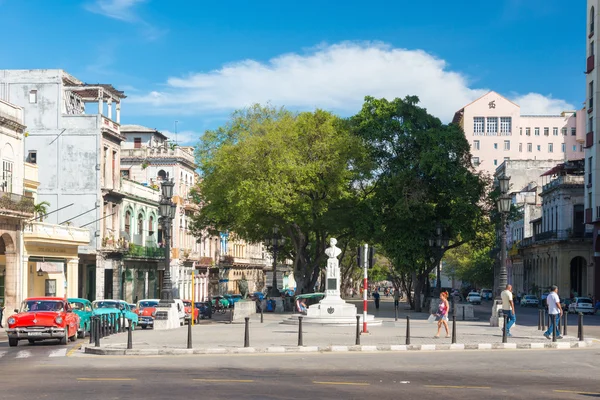 Menschen und Verkehr auf der Straße Paseo del Prado — Stockfoto