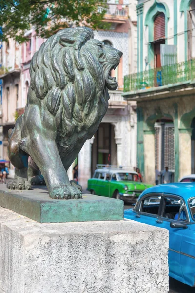 Lion de bronze au Paseo del Prado — Photo