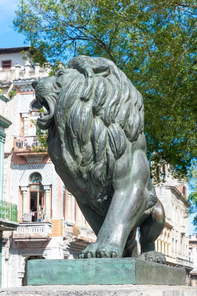 Leão de Bronze no Paseo del Prado — Fotografia de Stock