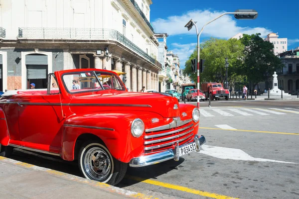 Voiture vintage garée — Photo