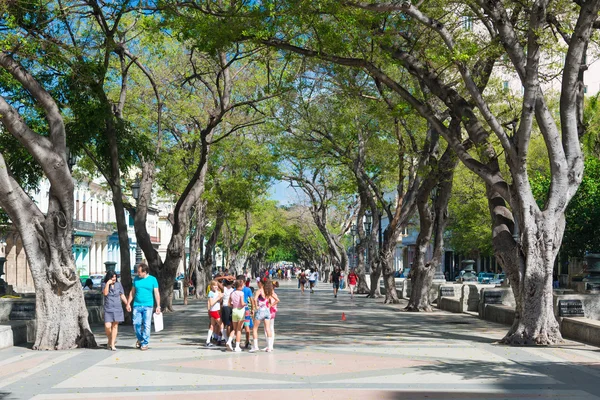 Människor på gatan Paseo del Prado — Stockfoto