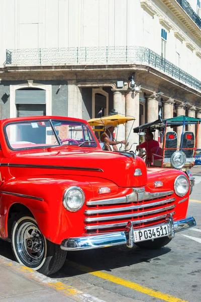 Vintage auto geparkeerd Rechtenvrije Stockfoto's