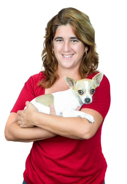 Mulher carregando um cachorro chihuahua — Fotografia de Stock