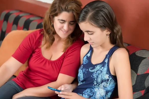 Chica usando un teléfono celular — Foto de Stock