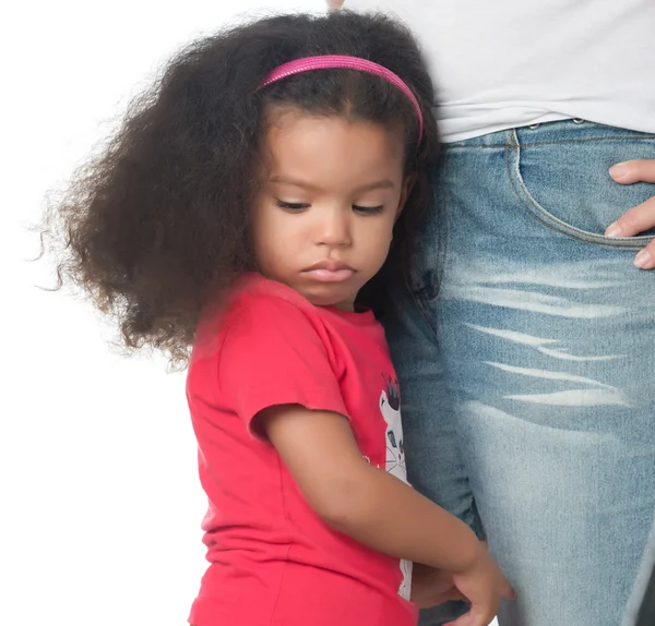 Triste menina afro-americana se apegando — Fotografia de Stock