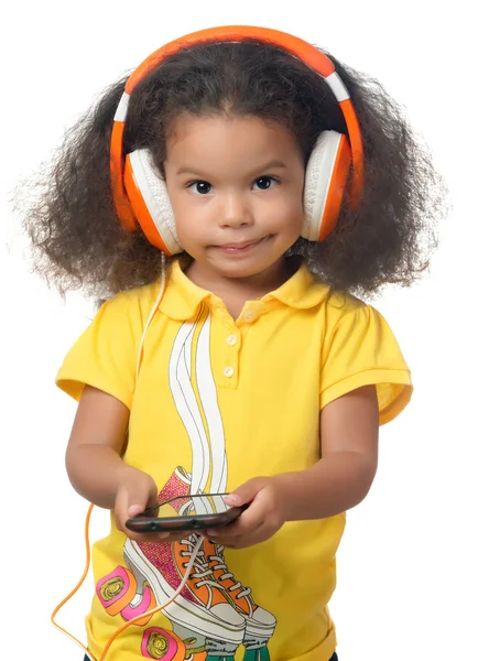 Menina pequena ouvindo música — Fotografia de Stock