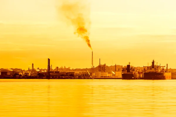 Refinaria de petróleo ao pôr do sol — Fotografia de Stock