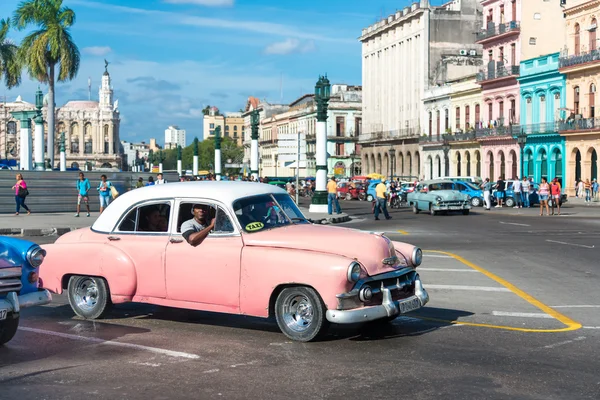 Antieke auto 's in Havana — Stockfoto