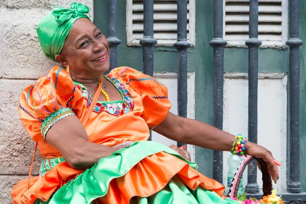 Vrouw dragen van een traditionele jurk — Stockfoto