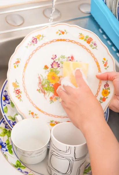 Lavagem de pratos na pia da cozinha — Fotografia de Stock