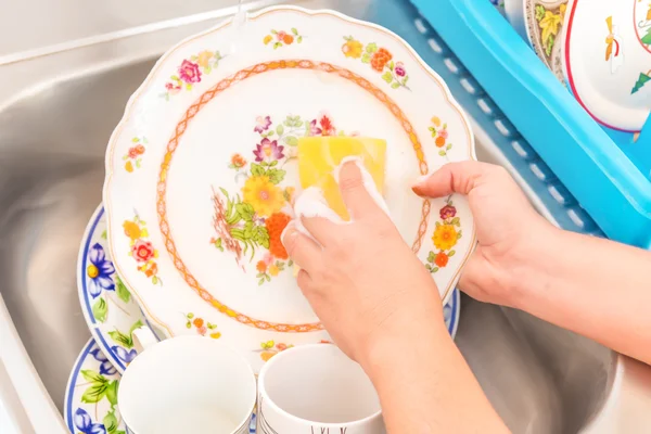 Lavagem de pratos na pia da cozinha — Fotografia de Stock