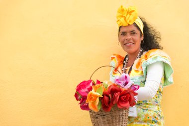 Geleneksel bir kıyafet giyen Latin kadın
