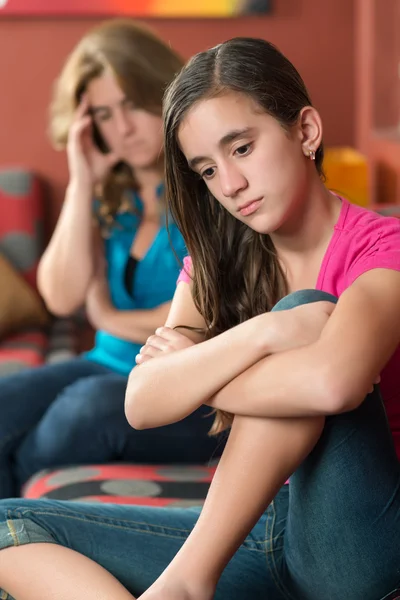 Adolescente chica con su madre — Foto de Stock