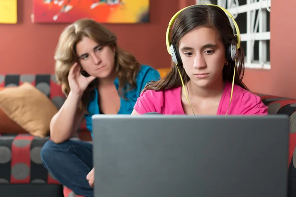 Menina ignorando sua mãe preocupada — Fotografia de Stock