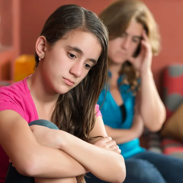 Trauriges Teenager-Mädchen und ihre Mutter — Stockfoto
