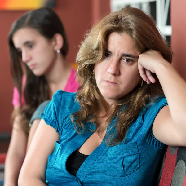 Madre e hija preocupadas —  Fotos de Stock