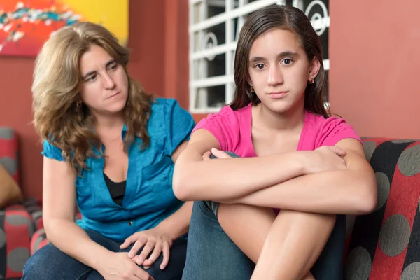 Madre guarda sua figlia — Foto Stock