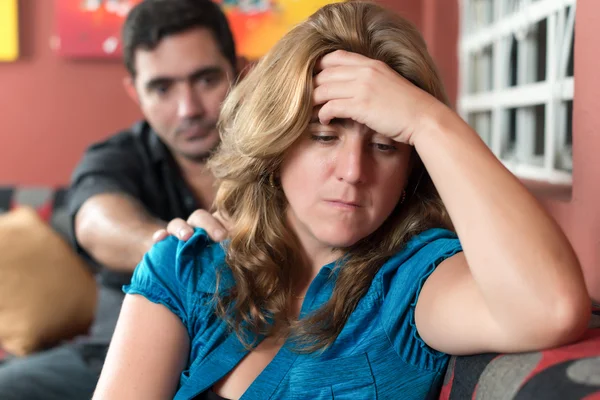 Triest vrouw met haar man — Stockfoto